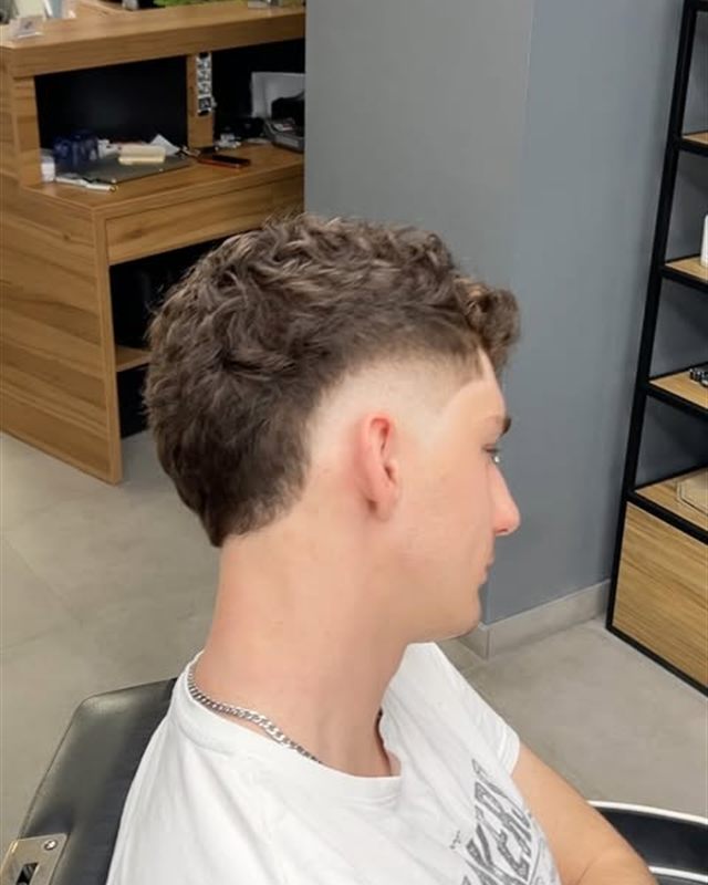 Mid fade z kręconą górą — praca autora kursu